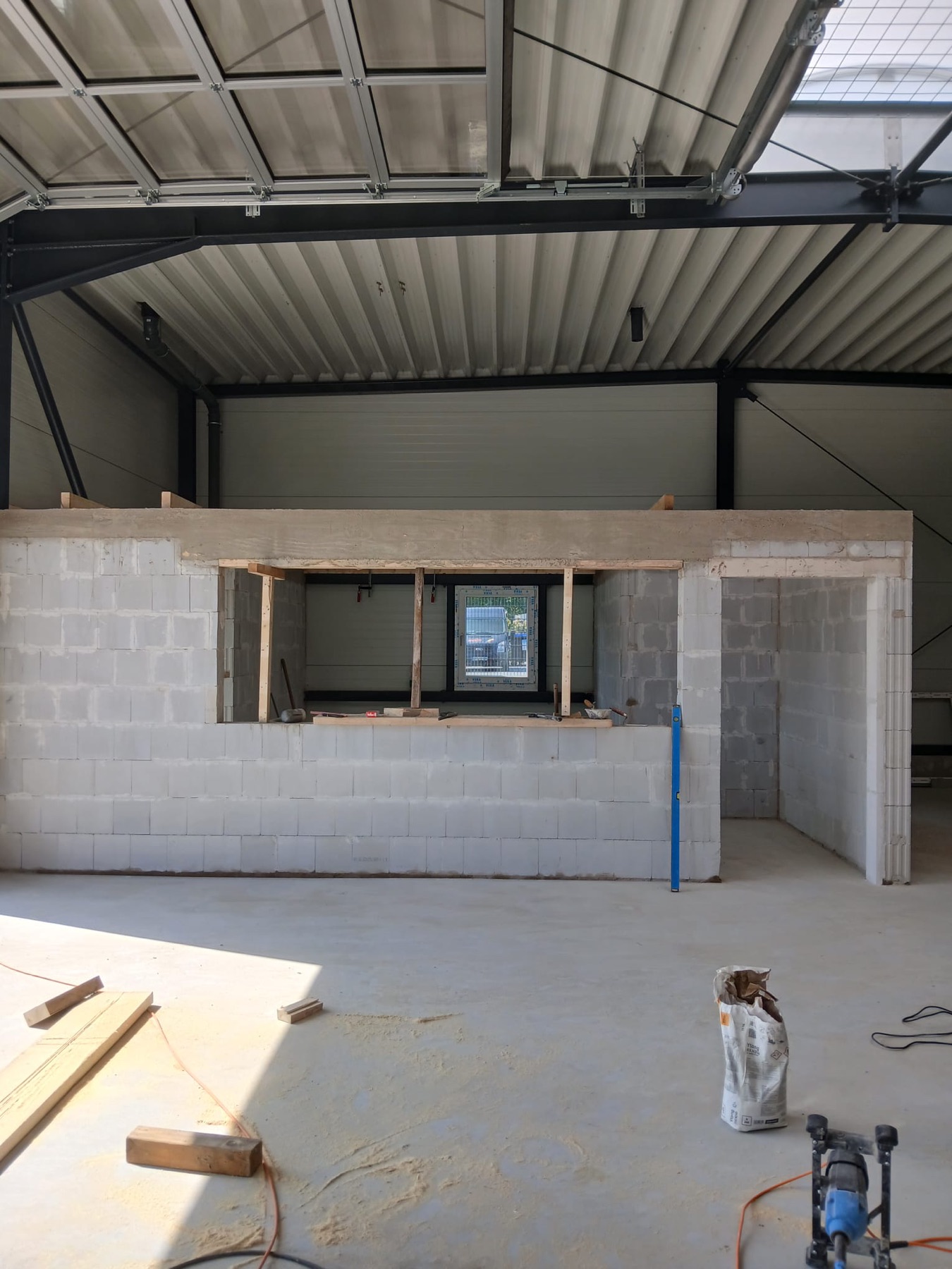 Fertiggestelltes Kalksandsteinbüro in der Lagerhalle
