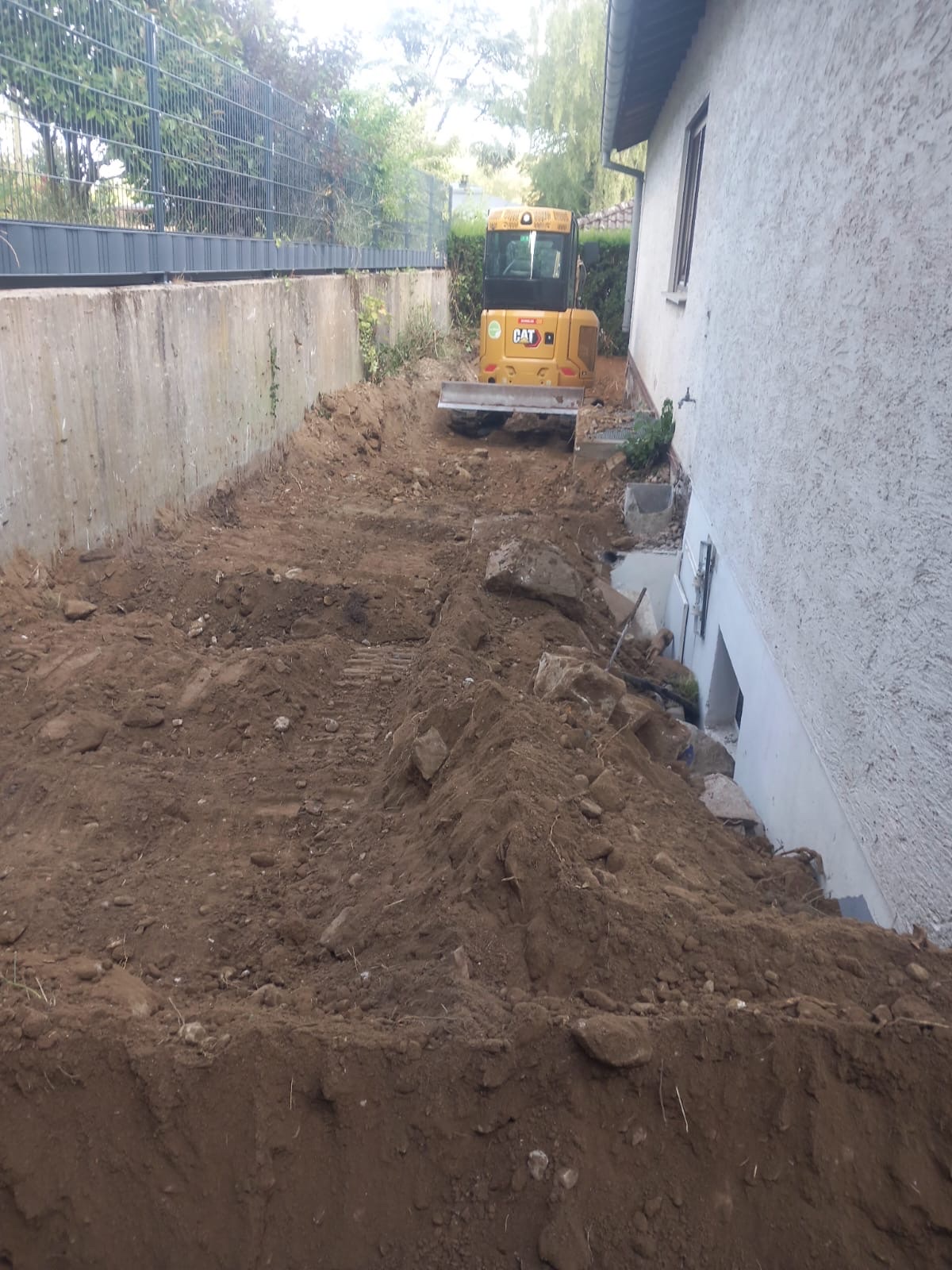 Minibagger auf enger Baustelle in Königstein im Taunus